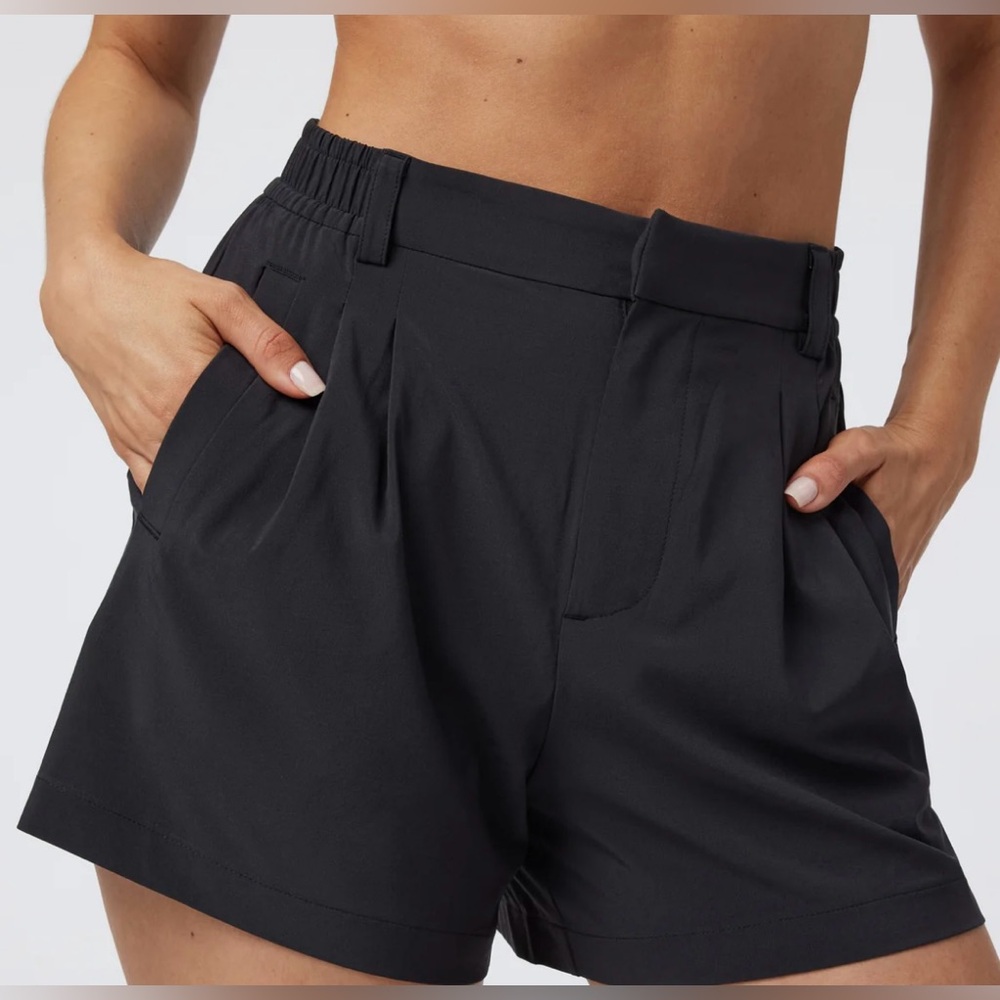 Vuori Villa Trouser Shorts in Black